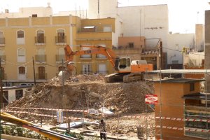 Demolición de las Casas de los Maestros de la Avenida de Vilches llevada a cabo en 2015, dejando el solar a la espera de nuevas construcciones.