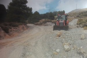 Una de las dos máquinas que en estos días trabaja en Dalías.