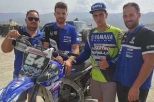 Cristóbal Galera, vencedor en Mx2, con su equipo.