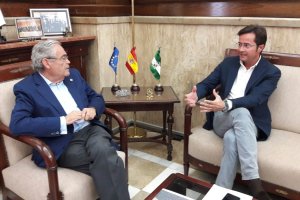 Subdelegado de Gobierno y el alcalde de El Ejido durante la reunión.