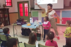 Una de las miembros de la ong durante una actividad con niños en el colegio del barrio del Quemadero, en la capital. Fotografía de archivo.