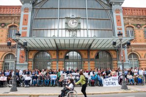 Concentración de la Mesa del Ferrocarril frente a la antigua estación, el pasado año.