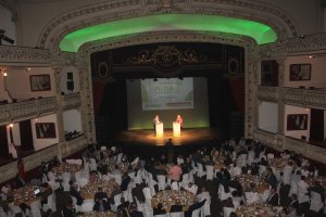 El debate se celebró en el Teatro Cervantes