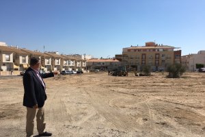 El alcalde junto al terreno que se convertirá en una zona verde con máquinas realizado tareas de limpieza.