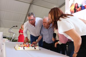 Directivos de Primaflor soplando las velas del cumpleaños