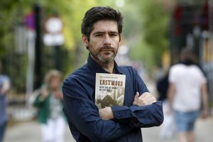 Francisco Reyero, con un ejemplar de su libro.