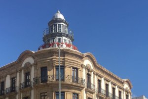 Banderas de España en edificios de Almería centro.