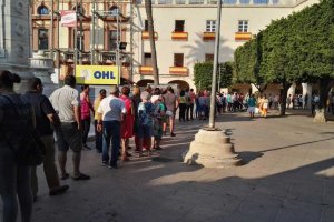 Colas esta mañana en la Plaza Vieja.