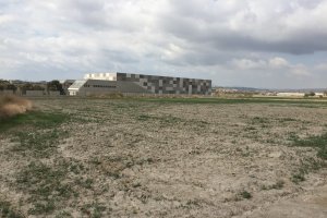 Terreno baldío junto a la desaladora de Villaricos, fuera de servicio desde 2012.