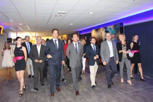 Responsables del Centro Comercial y la empresa OCINE junto al alcalde y varios miembros de la corporación municipal visitando las nuevas instalacione