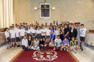 Foto de familia de concejales, alumnos y profesores participantes