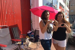 Beatriz e Isabel, fans de Bisbal, haciendo cola en el campo donde actuará el sábado.
