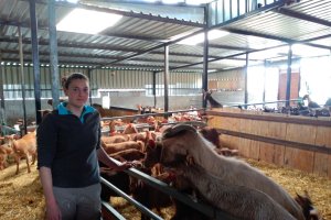 Raquel López Peña vive en la sierra de los Filabres, donde ejerce de pastora, viticultora, doma caballos, quiere ser maestra quesera y espera constru
