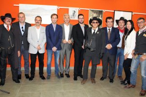 Representantes institucionales junto a JP López y FJ Yeste (dcha.), de la exposición de Madelmans, y José Rodríguez El Peke y Pepe Uroz (vestidos d