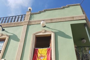 La bandera ondea en uno de los balcones de la cafetería.