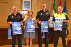 La concejal  y responsables de la Policía Local, en la presentación de la campaña.