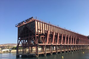 El Cable Inglés adentrándose en el mar en la capital almeriense.