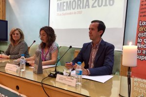 Presentación de la Memoria 2016 de Proyecto Hombre con la vela que simboliza el alta terapéutica.