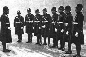 Miguel  Soler, el penúltimo de la fila, junto a sus compañeros de la guardia de tráfico de Madrid  en 1926.