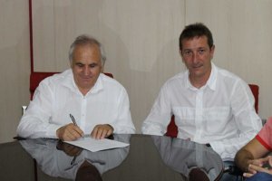 Alfonso García en el acto de la firma de Ramis.