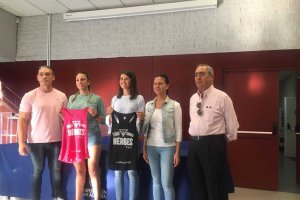 la diputada Ángeles Martínez con su camiseta.