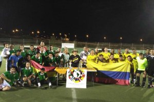 Los equipos finalistas con las autoridades.