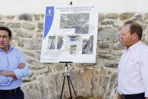 Liria junto al plano de la nueva conducción.