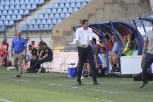 Ramis hablando con sus ayudantes.