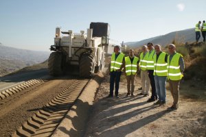 Delegado  y alcaldes, en uno de los tramos del camino ya en obras.