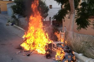 Contenedor ardiendo en Adra.