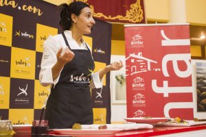Yolanda García, chef del restaurante roquetero Alejandro, en una sesión de cocina en directo.