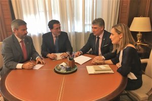 Senadores del PP con el subsecretario, segundo por la izquierda, ayer en Madrid.