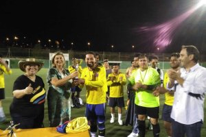 Los capitanes recibiendo sus trofeos.
