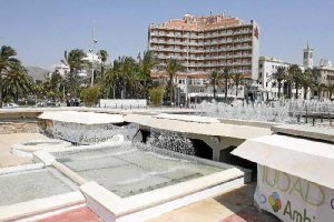 Los malos olores persisten en el entorno de la fuente.