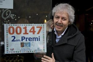 Xavier gabriel , propietario de La Bruja de Oro posa con uno de los premios repartidos.