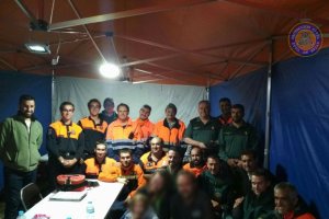 La niña ya localizada con sus padres, Protección Civil y la Guardia Civil / Protección Civil