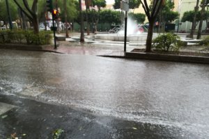 El agua corre por la Rambla de Almería.