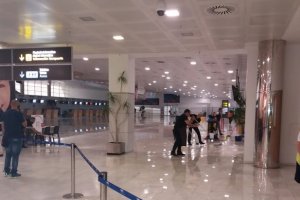 Trabajadores del aeropuerto achicando agua.