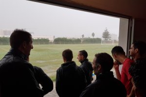 Los jugadores en el vestuario durante la granizada.