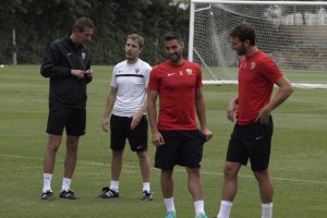 Ramis hablando con sus ayudantes.