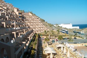 El hotel está edificado sobre la ladera de una montaña y dispone de 131 apartamentos.