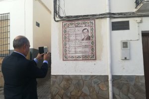 Enrique Villaespesa fotografía una placa que recuerda a su abuelo en Laujar.