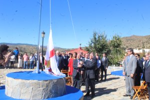 Gabriel Amat, presidente de la Diputación Provincial; y Juan Padilla, alcalde de Benitagla; izan la Bandera Provincial en la Plaza benitaglense de La
