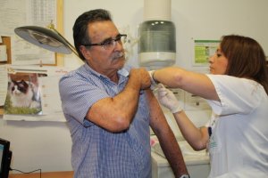 Un usuario del Servicio Andaluz de Salud se pone la vacuna para prevenir el contagio de la gripe.
