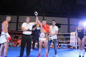 Miguel Martínez levanta el brazo de campeón.