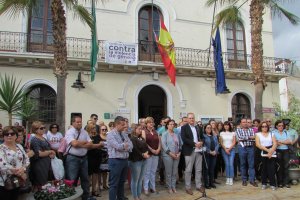 Respetuoso minuto de silencio en el Ayuntamiento de Cuevas para condenar el asesinato de una mujer a manos de su pareja en Burjulú.