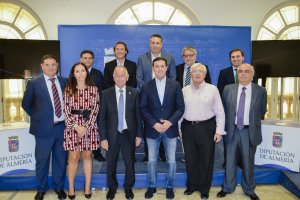 El coordinador del proyecto, Alfonso Rubí, con el presidente y vicepresidente de la Diputación junto a otros impulsores.