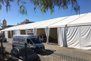 Montaje de las casetas de la feria del mediodía días previos a su inicio.