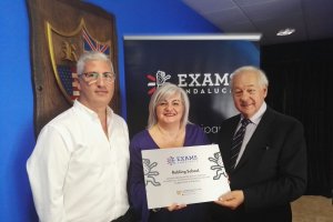 Martha Tandy,  Dir.ª del centro, recibió el título el lunes.