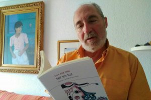 Juan José Ceba lee Ser en luz, una selección de Sara Torres publicada por Saltadera.